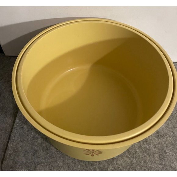 Vintage Harvest Gold Tupperware Sunburst Cake Carrier #1159 - Picture 3 of 4